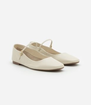 Sapatilha de Couro com Bico Quadrado e Detalhe em Fivela Off White