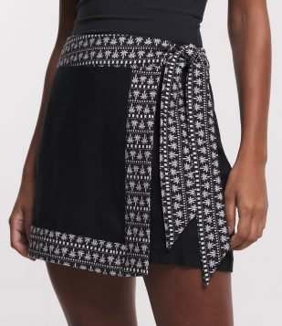 Short Saia em Linho Transpassado com Laço Estampa de Coqueiros Preto