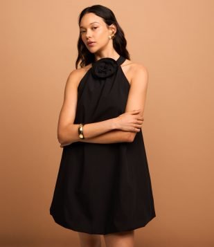 Vestido Balonê em Crepe com Aplicação de Flor na Gola Preto