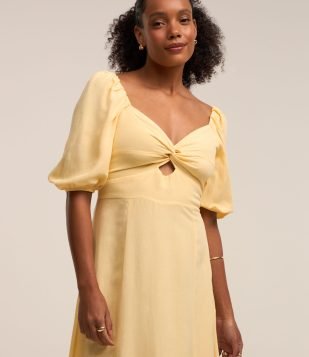 Vestido Midi em Viscolinho com Decote Torcido e Manga Bufante Amarelo