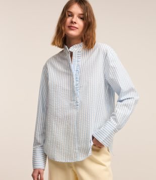 Blusa em Ana Ruga com Detalhe Frufru Frontal e Golinha Azul/ Branco