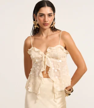Blusa em Maalha de Paetês com Decote Coração e Babados de Chiffon Off White