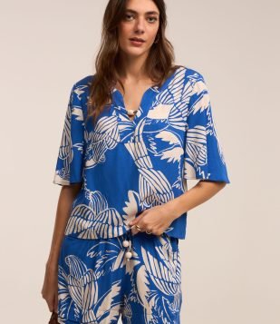 Blusa em Viscose com Estampa Araras Contrastantes Azul