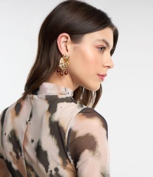 Brinco Médio Medalhão com Pingentes de Pedras Dourado