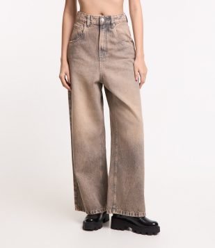 Calça Ampla Cintura Alta em Jeans Dirty Washed Sobretinto Cinza Rosado