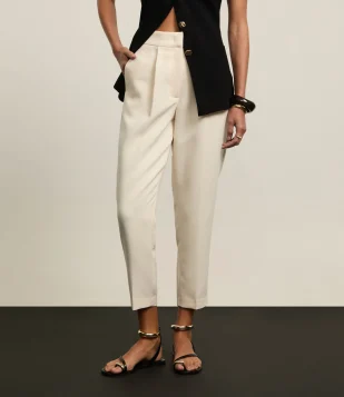 Calça Cenoura Alfaiataria Cintura Alta com Pregas Bege