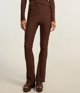 Calça Flare Texturizada com Frufru na Barra Marrom