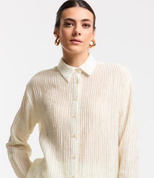 Camisa Alfaiatada com Textura Plissada e Abotoamento Off White