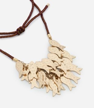 Colar Curto com Cordão e Pingentes de Peixes Martelados Vermelho Bordô