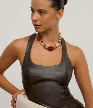 Colar Maxi Assimétrico com Pedras Resinadas Multicores