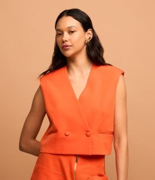 Colete Cropped Alfaiatado com Fechamento Frontal Laranja