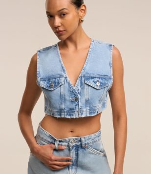 Colete Jeans com Lavagem Destroyed e Lapela no Bolso Azul