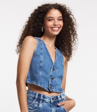 Colete em Jeans com Recorte Vazado e Fivela nas Costas Azul