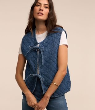 Colete em Jeans com Textura Matelassê e Laço Azul