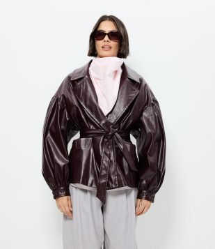 Jaqueta Leve Oversized em PU com Manga Baloon e Cinto Vinho