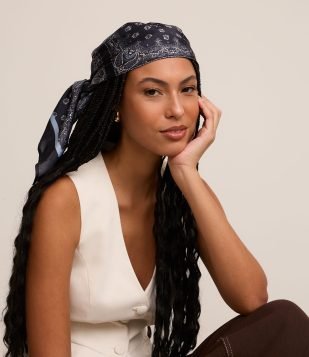 Lenço Retangular em Cetim com Estampa Paisley Azul Marinho