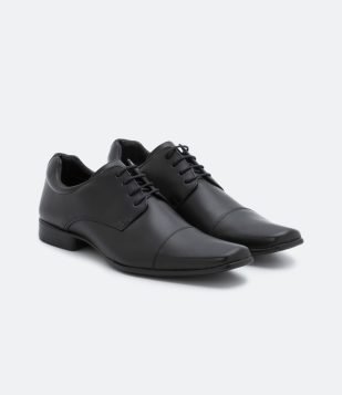 Sapato em Couro com Bico Quadrado e Cadarço Preto