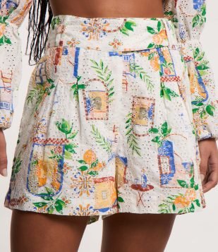 Short Curto em Laise com Pregas e Estampa de Folhagens Bege