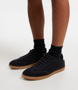 Tênis Caixa Baixa em Camurça com Recortes Preto