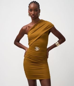 Vestido Curto em Microfibra com Decote Ombro Só e Cinto Marrom