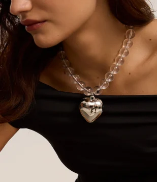 Colar Maxi com Esferas de Resina e Pingente de Coração Prata