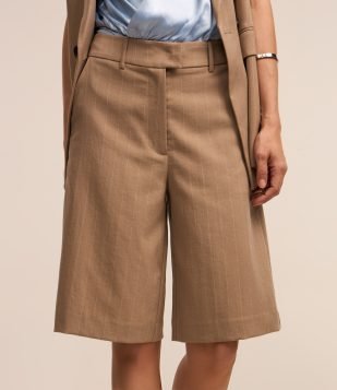 Bermuda Alongada Alfaiatada com Passantes no Cós e Estampa Listras Bege