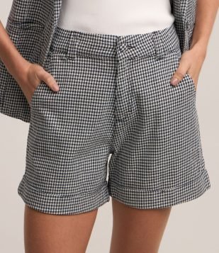Bermuda Cintura Alta em Sarja Xadrez Vichy Preto-Branco