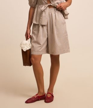 Bermuda em Tricoline Xadrez Vichy com Pregas e Cós Elástico Bege-Branco