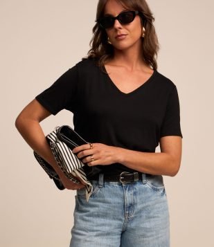 Blusa Básica em Viscose com Decote V Preto
