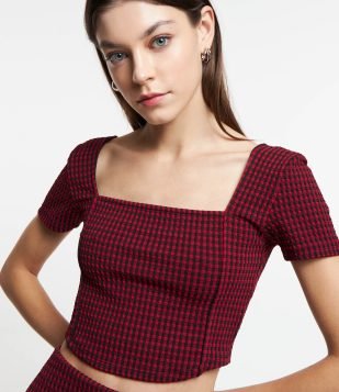 Blusa Cropped Xadrez Vichy com Manga Curta e Decote Quadrado Vermelho Bordô