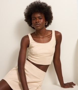 Blusa Cropped em Suede com Recortes e Lastex nas Costas Bege