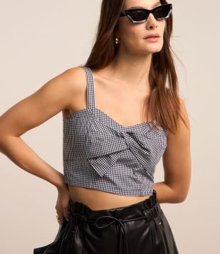 Blusa Cropped em Tricoline com Laço Frontal e Lastex nas Costas Preto-Branco