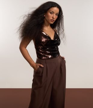 Blusa Frente Única em Paetê com Detalhe De Alças nas Costas Marrom