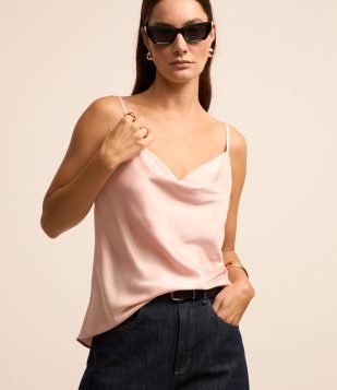 Blusa de Alcinha em Tecido Acetinado com Decote Degagê Rosa