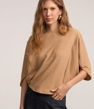 Blusa em Tecido Texturizado com Manga Detalhada no Punho Bege