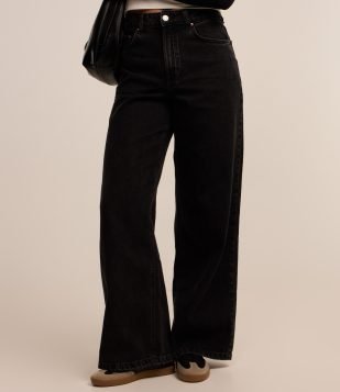 Calça Wide Leg Jeans com Cintura Alta e Barra Corte a Fio Preto