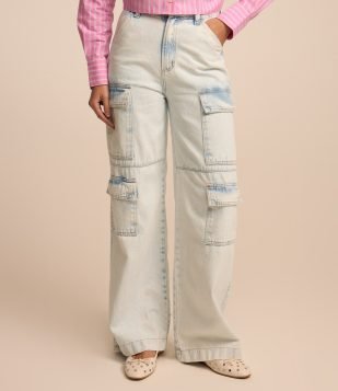 Calça Wide Leg Jeans com Cintura Alta e Bolsos Cargos Azul Claro
