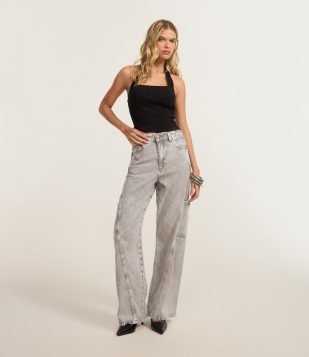 Calça Wide Leg em Jeans com Recorte Transversal e Bolso Cargo Cinza Claro
