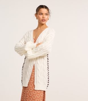 Casaco Alongado em Tricô com Detalhe Lateral Branco