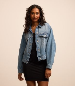 Jaqueta em Jeans Destroyer com Faixa Abotoada nas Costas Azul