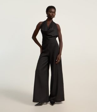 Macacão Pantalona em Crepe com Decote Degage Frente Única Preto