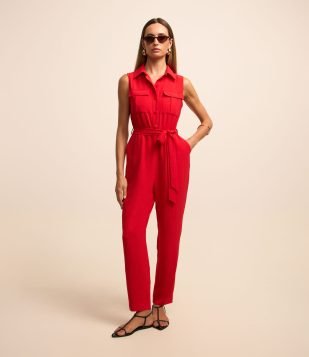 Macacão em Airflow Sem Manga com Gola Camisa e Cinto de Amarração Vermelho