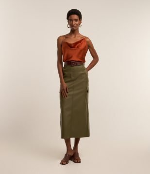 Saia Midi em Pu com Fenda e Bolsos Cargo Verde