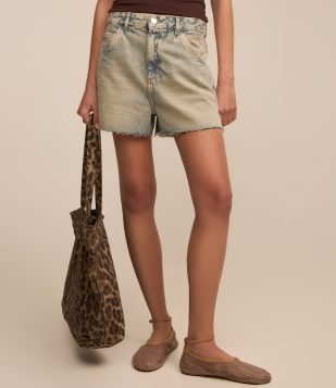Short Mom em Jeans Dirty Washed com Barra Cortada Azul
