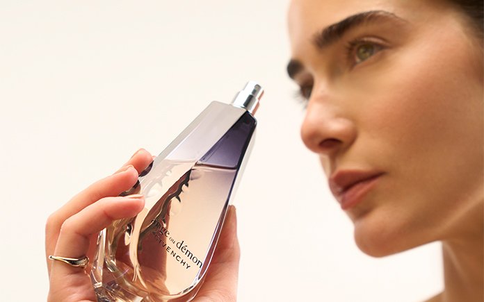 Como passar perfume?