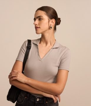 Blusa Polo Cropped em meia malha e Manga Curta Cinza