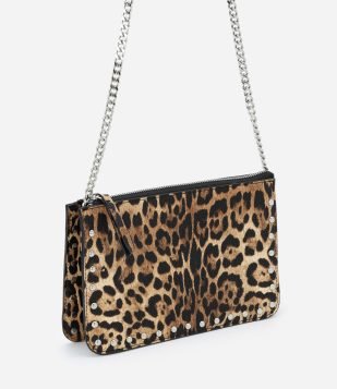 Bolsa Transversal em PU Estampa Animal Print com Alça de Corrente e Detalhes de Tachinhas Marrom