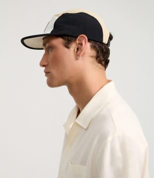 Boné 5 Panel em Microfibra com Recortes e Etiqueta Frontal Bege, Branco e Preto