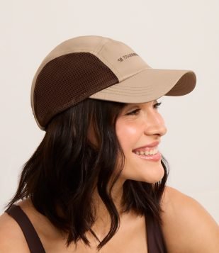 Boné Aba Curva com Revestimento Brilhante e Estampa Training Club Marrom