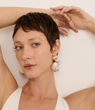 Brinco Médio de Concha com Pingente de Caramujo Dourado/Perolado